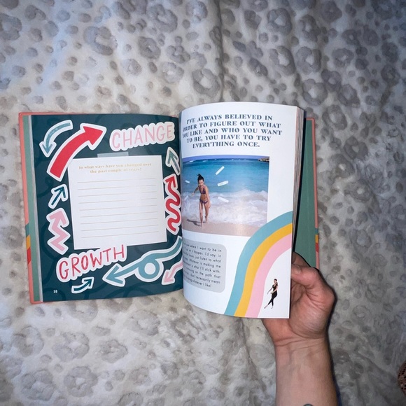 CHARLI D AMELIO essentially CHARLI guide book for tweens - Picture 3 of 9